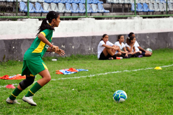 Clubes de futebol sem equipes femininas no podero disputar competies