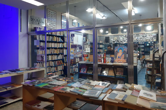 Influência dos livreiros ajuda comércio de livros em tempos de crise