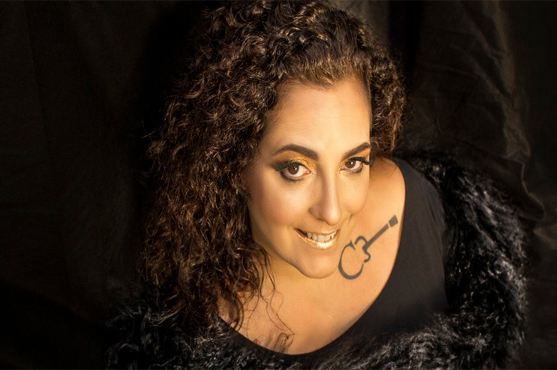 A cantora e compositora Cacala Carvalho é o perfil em destaque