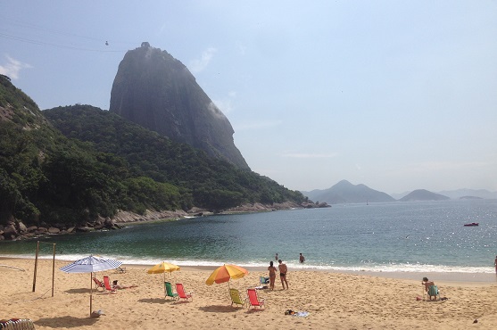 gua e areia limpas raras na baa atraem banhistas para a Praia Vermelha