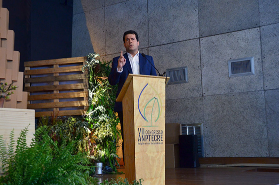 Congresso na PUC-Rio debate relaes entre Meio Ambiente e Agronegcio