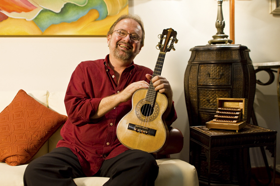 Henrique Cazes, alm de msico,  tambm pesquisador da Msica Popular Brasileira