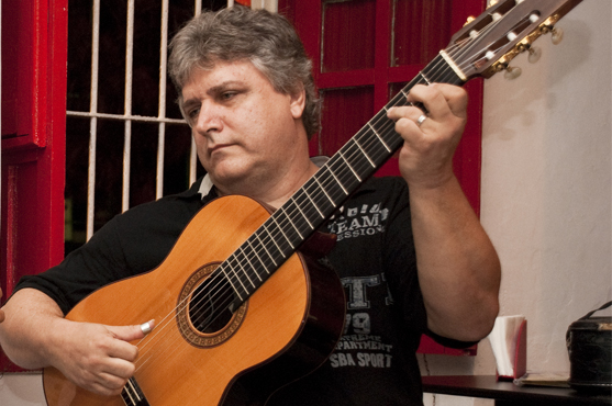 Jorge Simas gravou mais de 5 mil faixas com seu violão 7 cordas