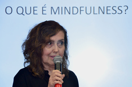 Professora explica em palestra as diferenças entre a arte da mindfulness e a meditação